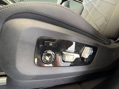 Used 2026 BMW X7 xDrive40i w/ Premium Package image 25