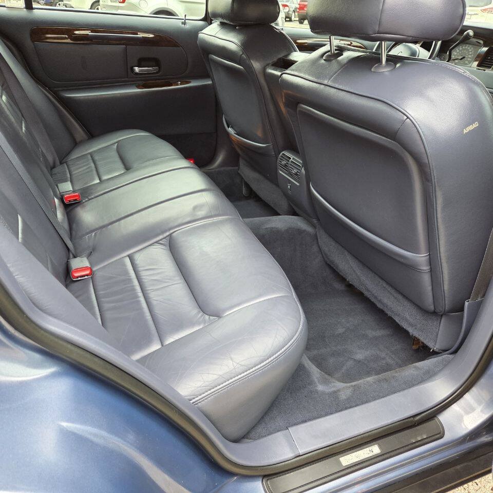 Used 2000 Lincoln Town Car Signature RWD image 15