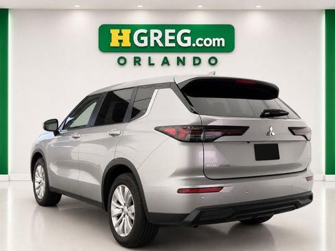 Used 2025 Mitsubishi Outlander ES FWD image 2
