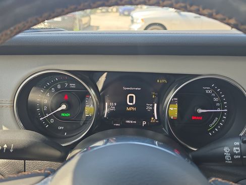 Used 2021 Jeep Wrangler Unlimited Sahara AWD/4WD image 19
