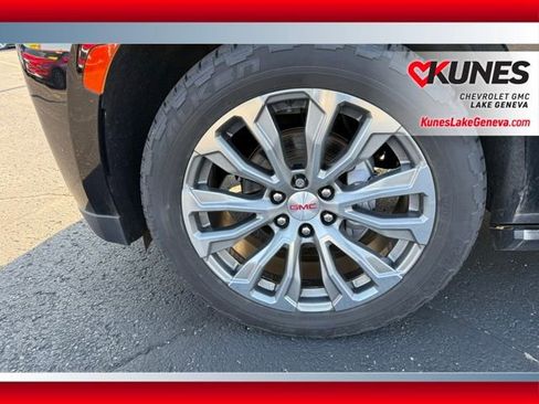 Used 2022 GMC Yukon Denali w/ Denali Premium Package image 12