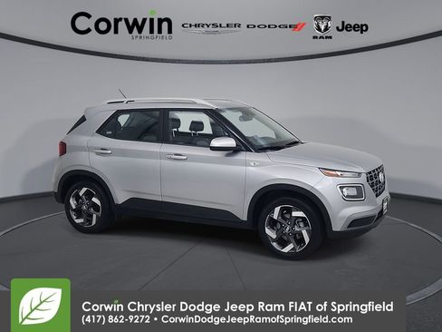 Used 2025 Hyundai Venue SEL FWD image 1