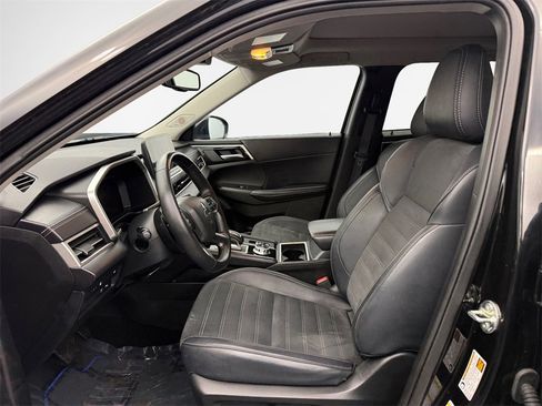 Used 2025 Mitsubishi Outlander SE image 12