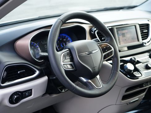 Used 2023 Chrysler Voyager LX image 12