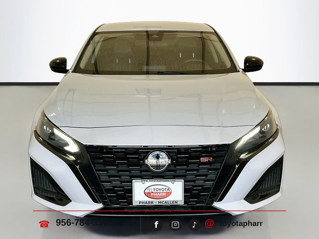 Used 2023 Nissan Altima 2.5 SR FWD image 2