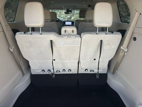 Used 2021 Chrysler Pacifica Touring-L image 10