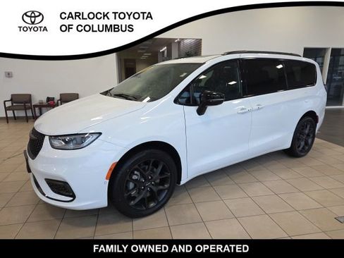 Used 2023 Chrysler Pacifica Limited w/ Uconnect Theater Family Group AWD/4WD image 3