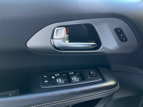 Used 2025 Chrysler Pacifica Select FWD image 8