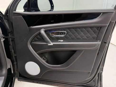 Used 2018 Bentley Bentayga Black Edition image 33