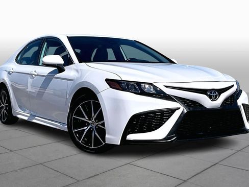 Used 2021 Toyota Camry SE image 3
