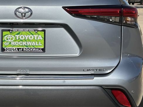 Used 2023 Toyota Highlander Limited FWD image 6