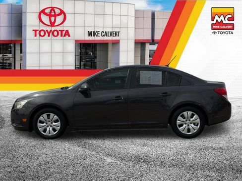 Used 2014 Chevrolet Cruze LS FWD image 2
