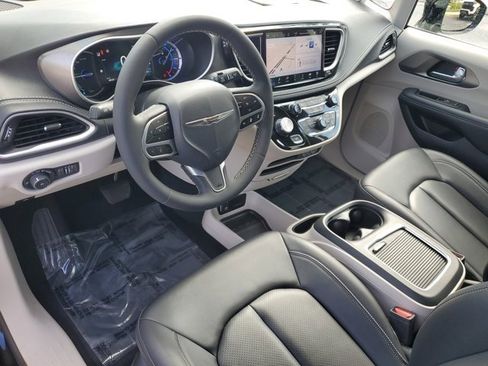 Used 2024 Chrysler Pacifica Select image 12