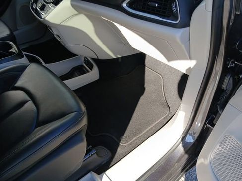 Used 2023 Chrysler Pacifica Touring-L image 24