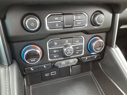 Used 2021 Chevrolet Tahoe Z71 w/ Z71 Off-Road Package image 17