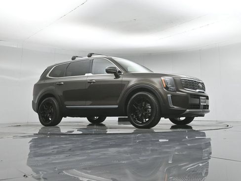 Used 2020 Kia Telluride EX w/ EX Premium Package AWD/4WD image 3