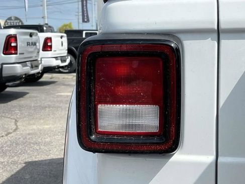 Used 2022 Jeep Wrangler Unlimited Sahara w/ Cold Weather Group AWD/4WD image 10