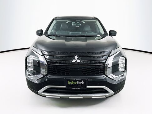 Used 2024 Mitsubishi Outlander SE image 2