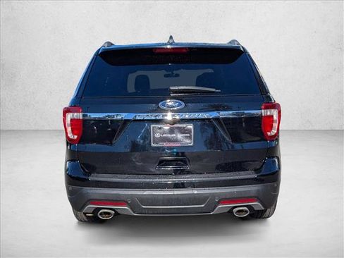 Used 2018 Ford Explorer XLT image 8