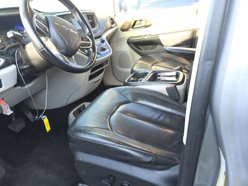 Used 2017 Chrysler Pacifica Touring-L image 7