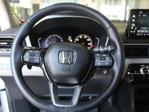 Used 2025 Honda Pilot Touring image 14
