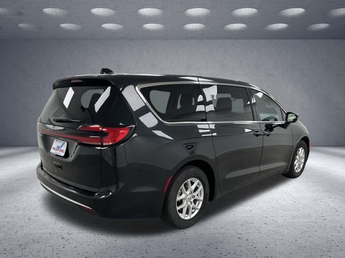 Used 2023 Chrysler Pacifica Touring-L FWD image 5
