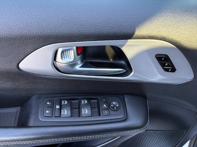 Used 2025 Chrysler Pacifica Limited FWD image 20