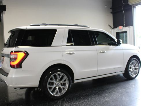 Used 2018 Ford Expedition Platinum RWD image 3