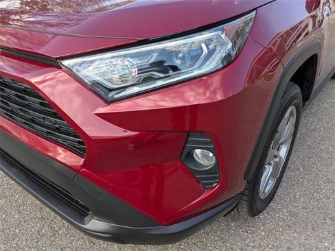 Used 2021 Toyota RAV4 XLE Premium image 5