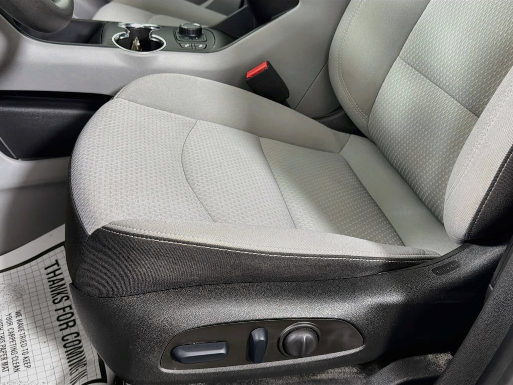 Used 2023 GMC Terrain SLE w/ Driver Convenience Package FWD image 21