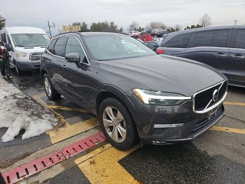 Used 2022 Volvo XC60 B5 Momentum image 3