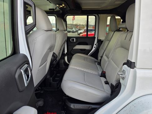 Used 2022 Jeep Wrangler Unlimited Sahara image 31