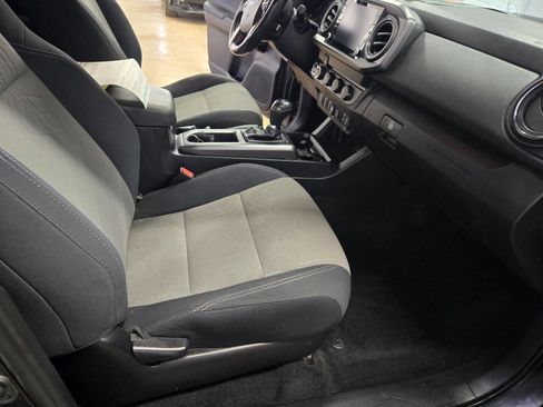 Used 2020 Toyota Tacoma TRD Off-Road w/ Technology Package image 28