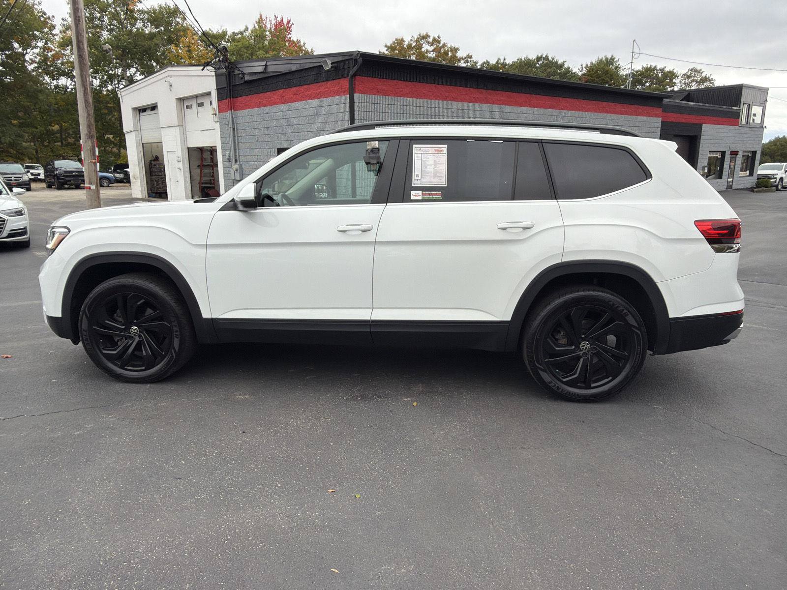 Used 2023 Volkswagen Atlas SE w/ Black Wheel Package AWD/4WD image 2