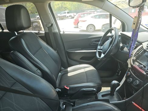 Used 2022 Chevrolet Trax LT w/ LT Convenience Package FWD image 8