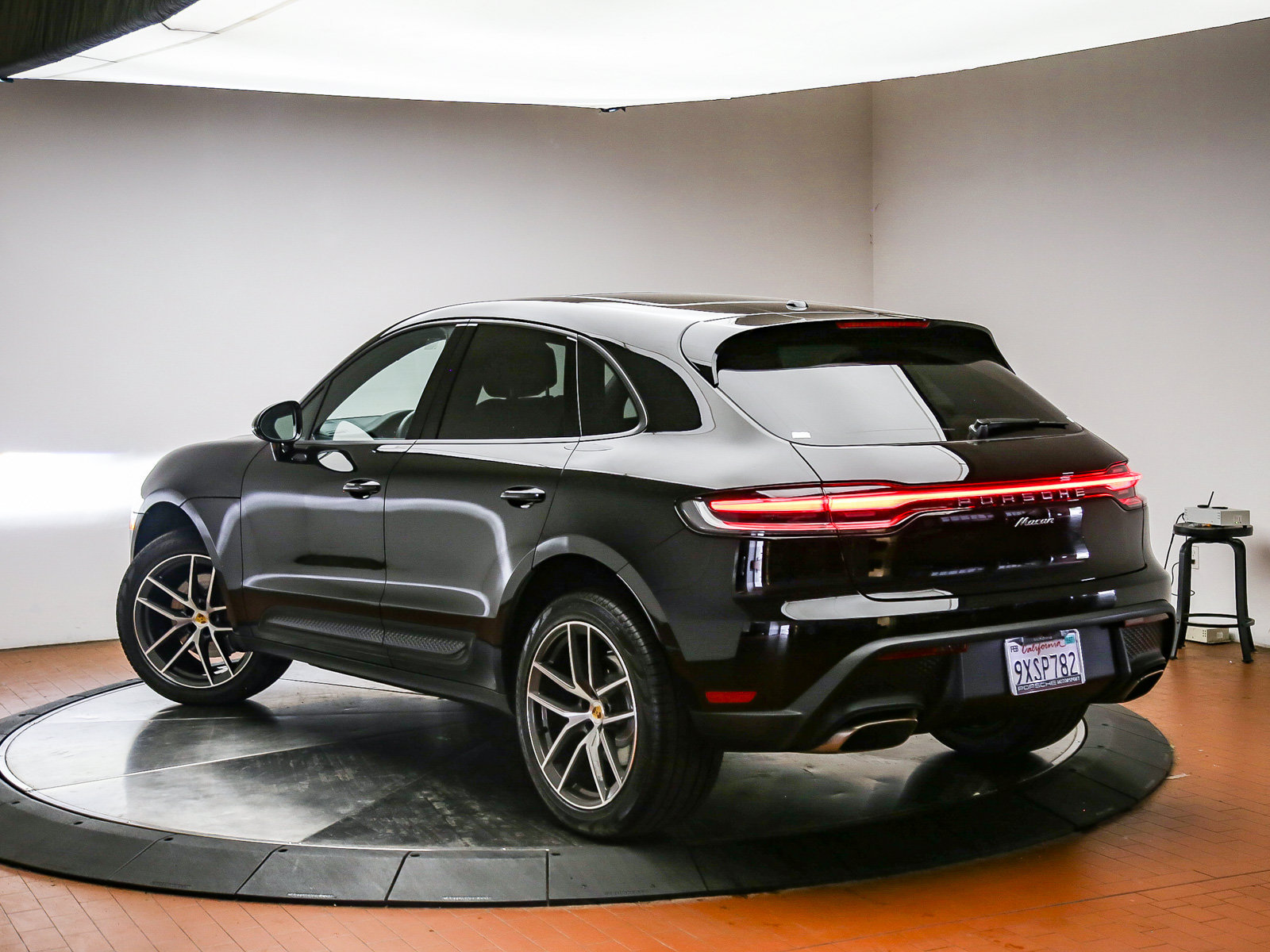 Certified 2026 Porsche Macan AWD/4WD image 6