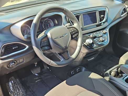 Used 2018 Chrysler Pacifica Touring Plus w/ S Appearance Package FWD image 13