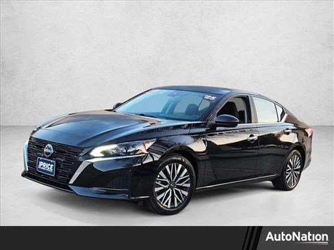 Used 2025 Nissan Altima 2.5 SV image 1