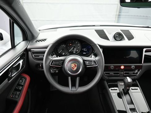 Certified 2026 Porsche Macan AWD/4WD image 18