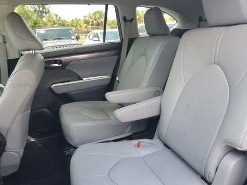 Used 2024 Toyota Highlander Limited AWD/4WD image 11