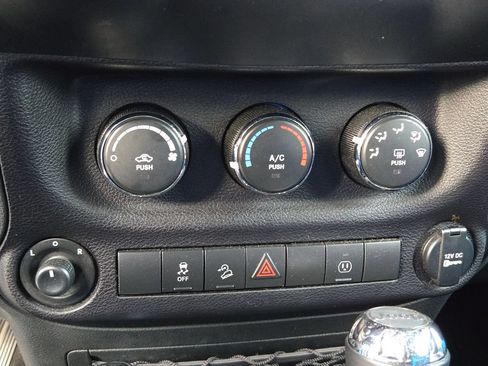Used 2017 Jeep Wrangler Unlimited Sahara w/ Connectivity Group AWD/4WD image 17