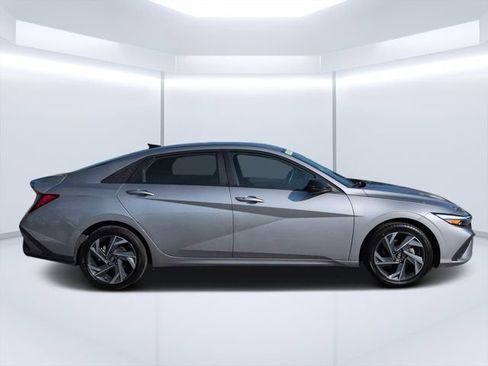 Used 2025 Hyundai Elantra Sport FWD image 2