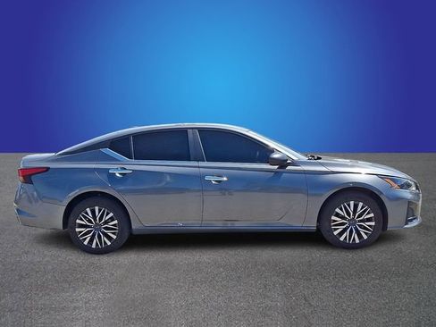 Used 2024 Nissan Altima 2.5 SV image 3