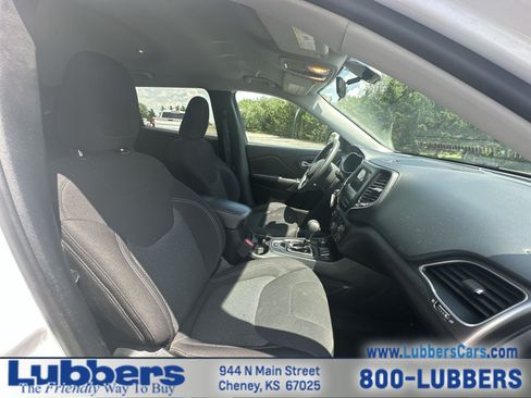 Used 2019 Jeep Cherokee Latitude w/ Popular Appearance Group AWD/4WD image 20