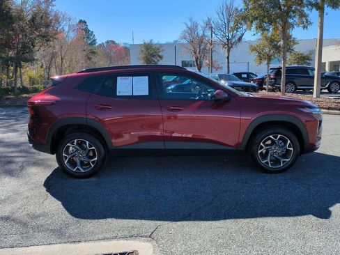 Used 2025 Chevrolet Trax LT w/ LT Convenience Package image 4