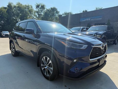 Used 2022 Toyota Highlander XLE AWD/4WD image 3