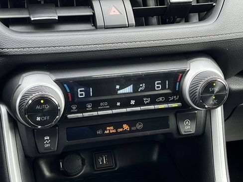 Used 2025 Toyota RAV4 XLE FWD image 18