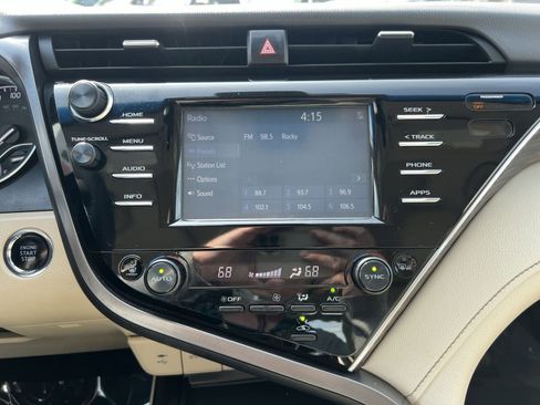 Used 2018 Toyota Camry XLE FWD image 18