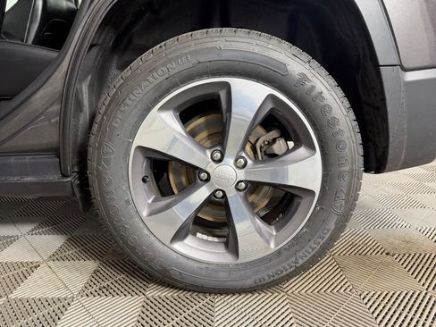 Used 2019 Jeep Cherokee Limited AWD/4WD image 23