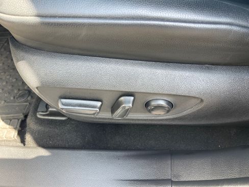 Used 2024 Toyota Highlander XLE AWD/4WD image 9